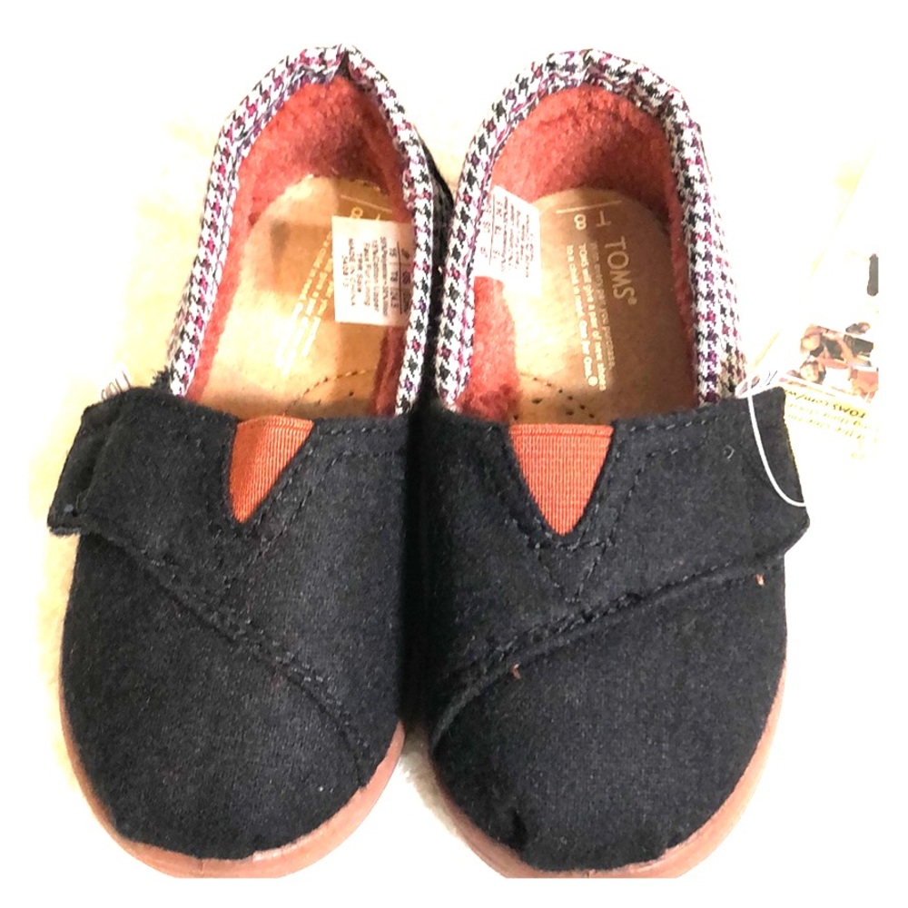 NWT black Toms